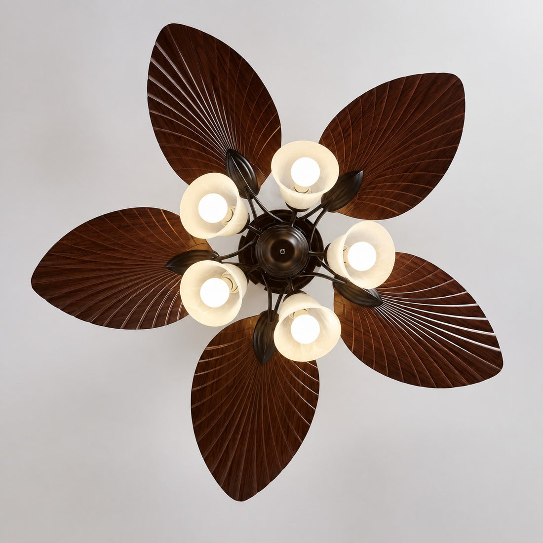 Deckenventilator mit Licht und tropischem Blattdekor