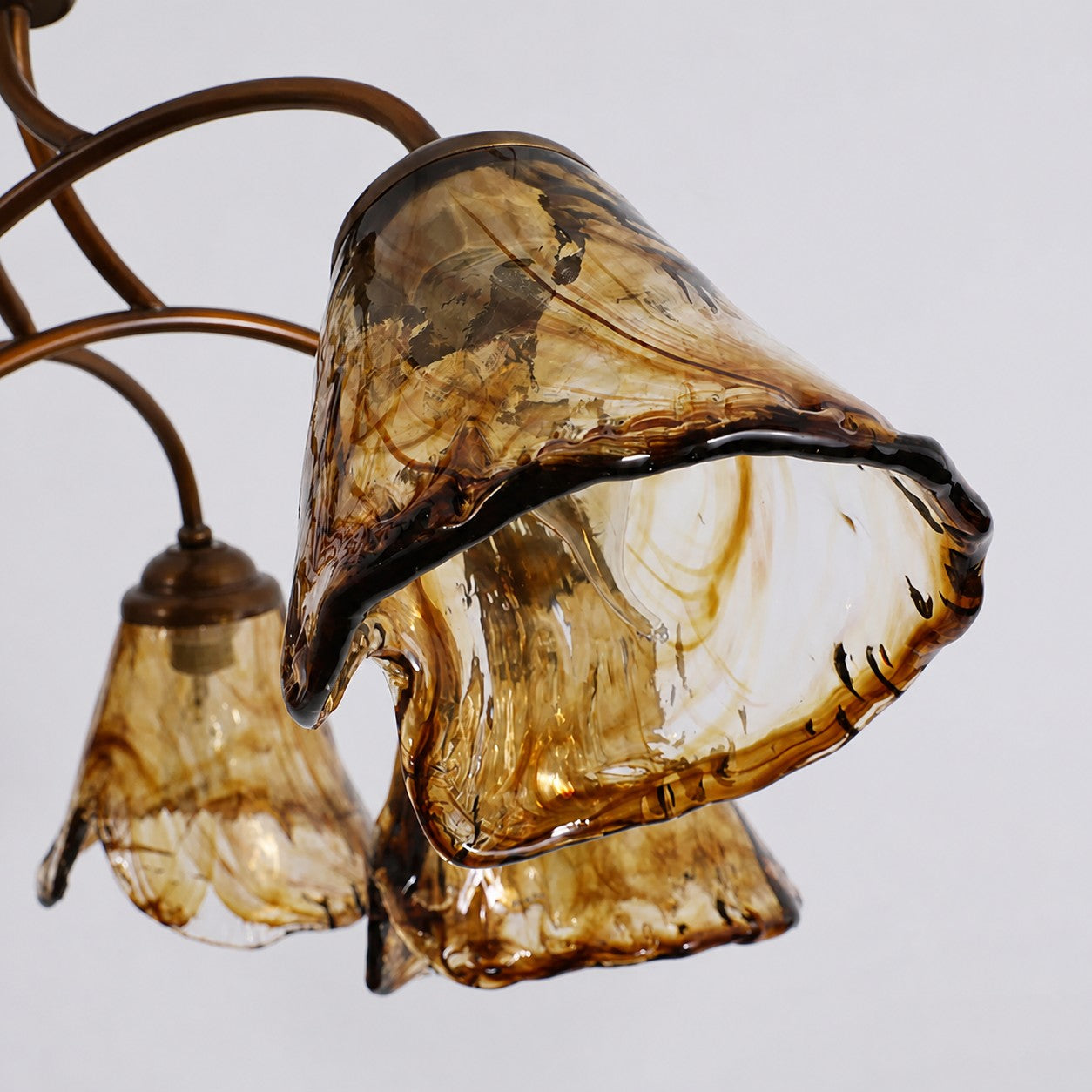 Kronleuchter mit nach unten gerichteten bernsteinfarbenen Tulpen aus Glas und Messing