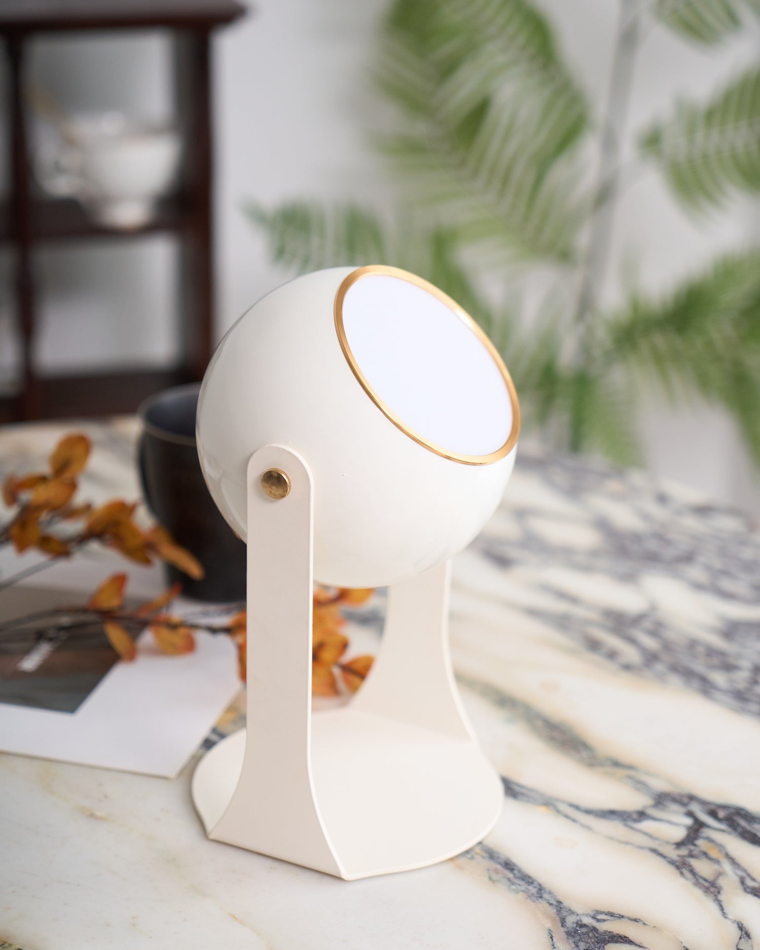 Glänzende schwarz-weiße Tischlampe – Helm-inspiriert