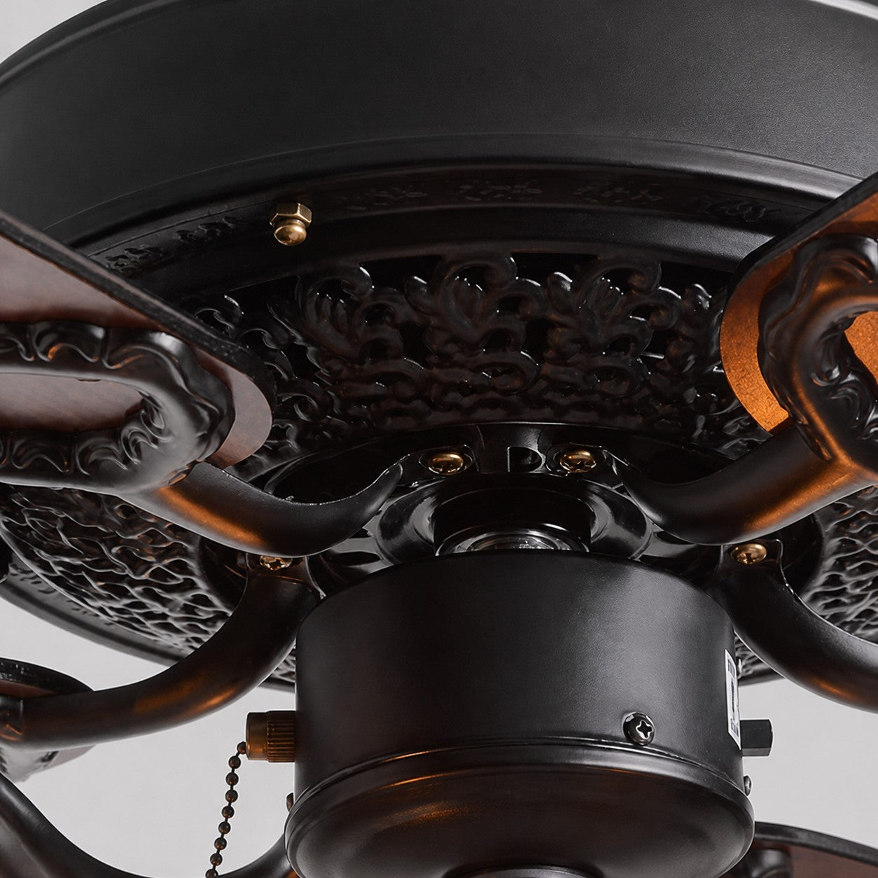Rustikaler Deckenventilator mit Licht
