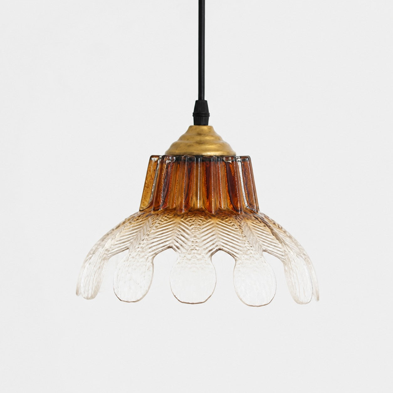 Hängeleuchte mit geriffeltem Glas in Farbverlauf und Blumenform