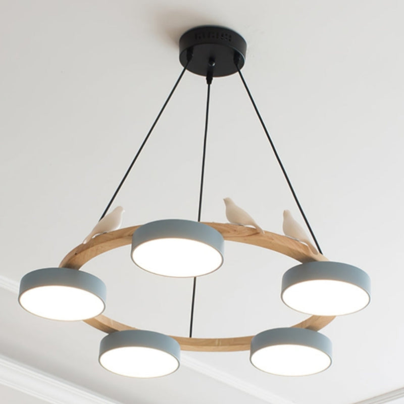 Kreativer bunter Kronleuchter aus Holz mit Vogelmotiv