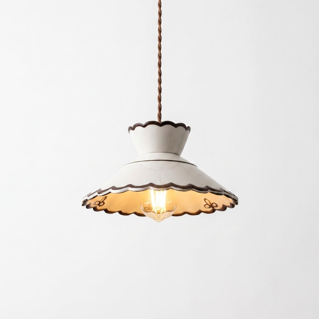Handbemalte Pendelleuchte aus Keramik mit Muschelkante und Stecker