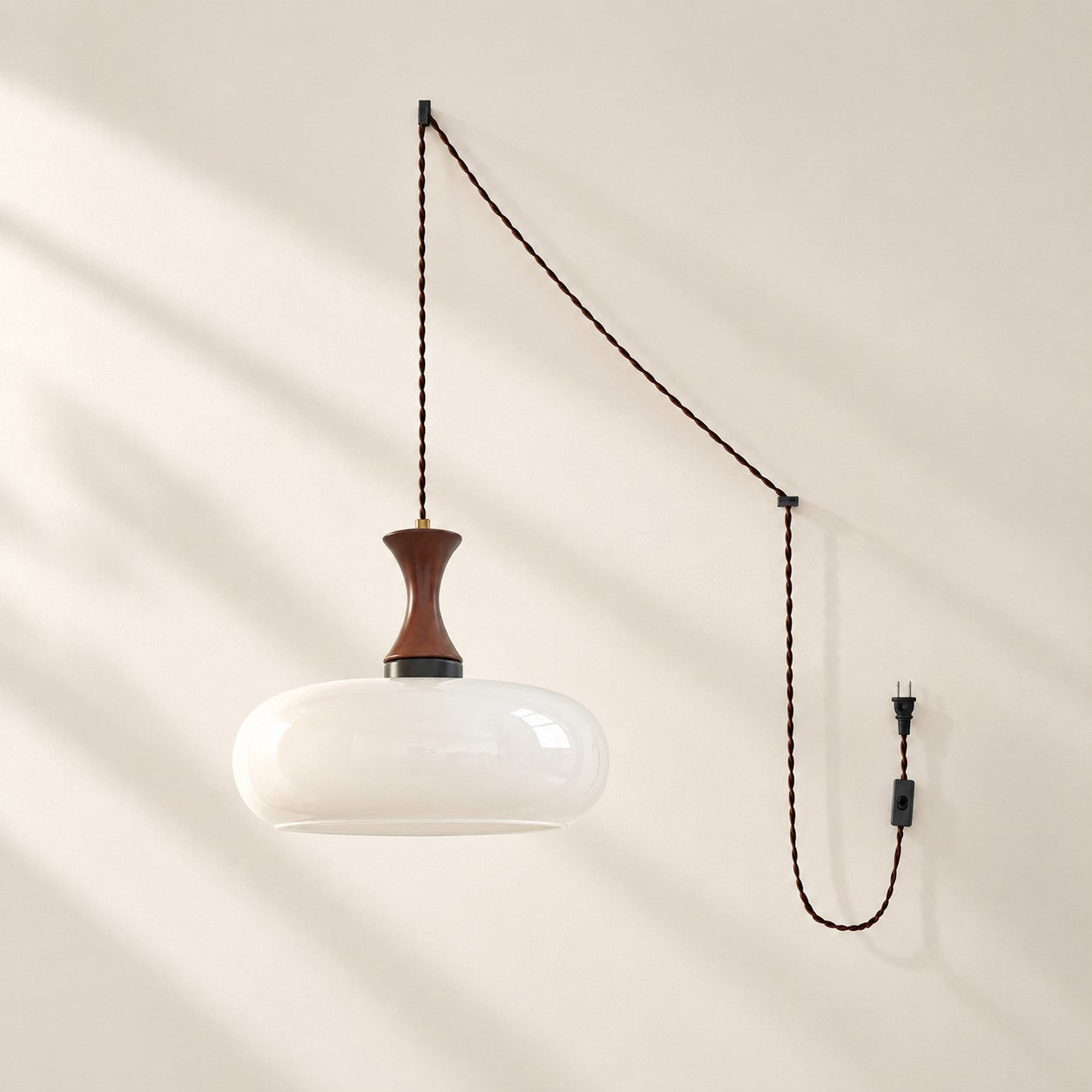 Skandinavische Pendelleuchte Velora im Landhausstil mit Stecker und Glasschirm