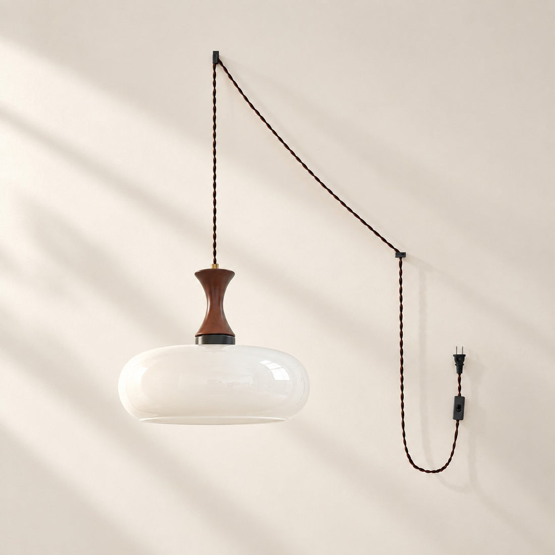 Skandinavische Pendelleuchte Velora im Landhausstil mit Stecker und Glasschirm