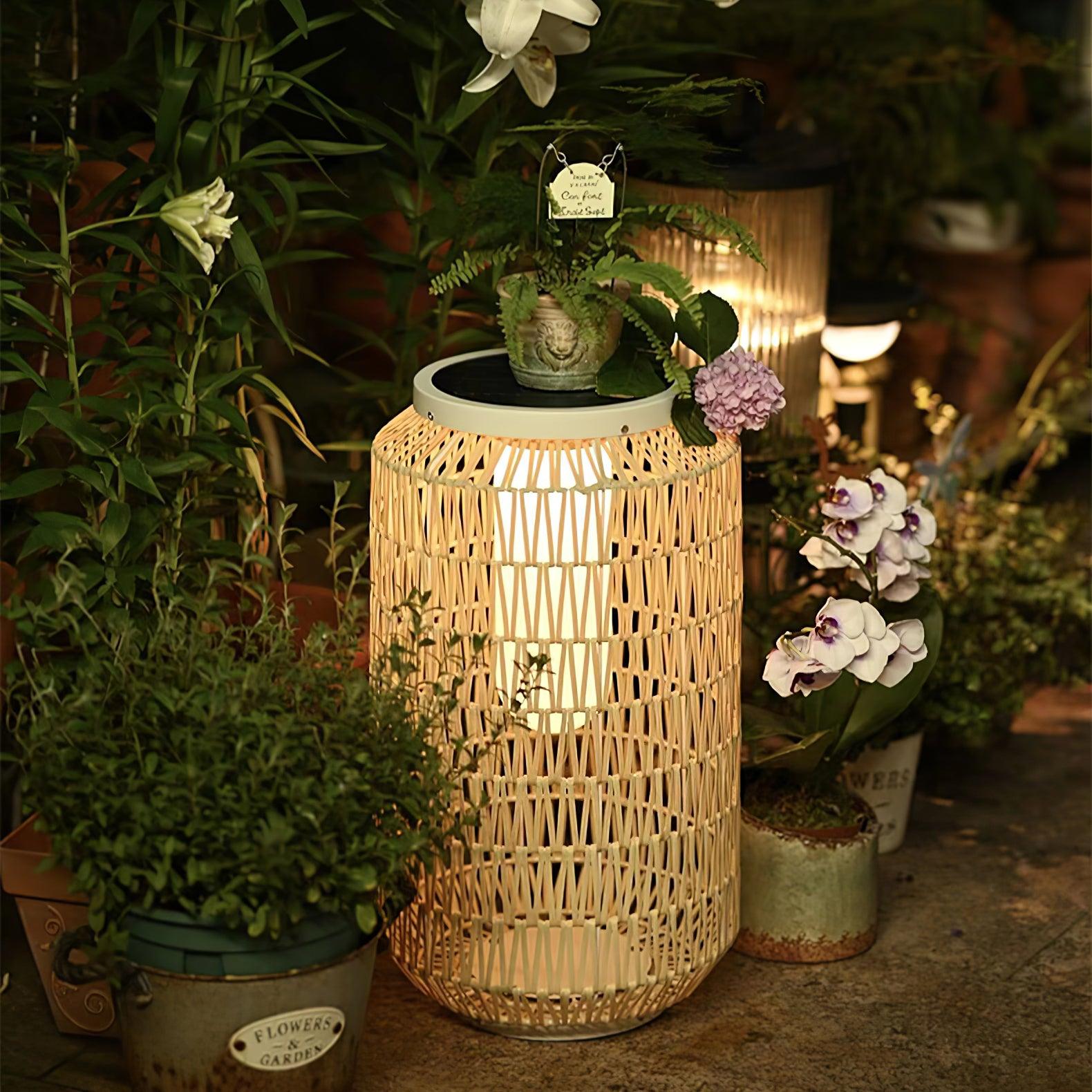 Außenlampe aus geflochtenem Rattan – traditionelles Handwerkslicht für Ecken