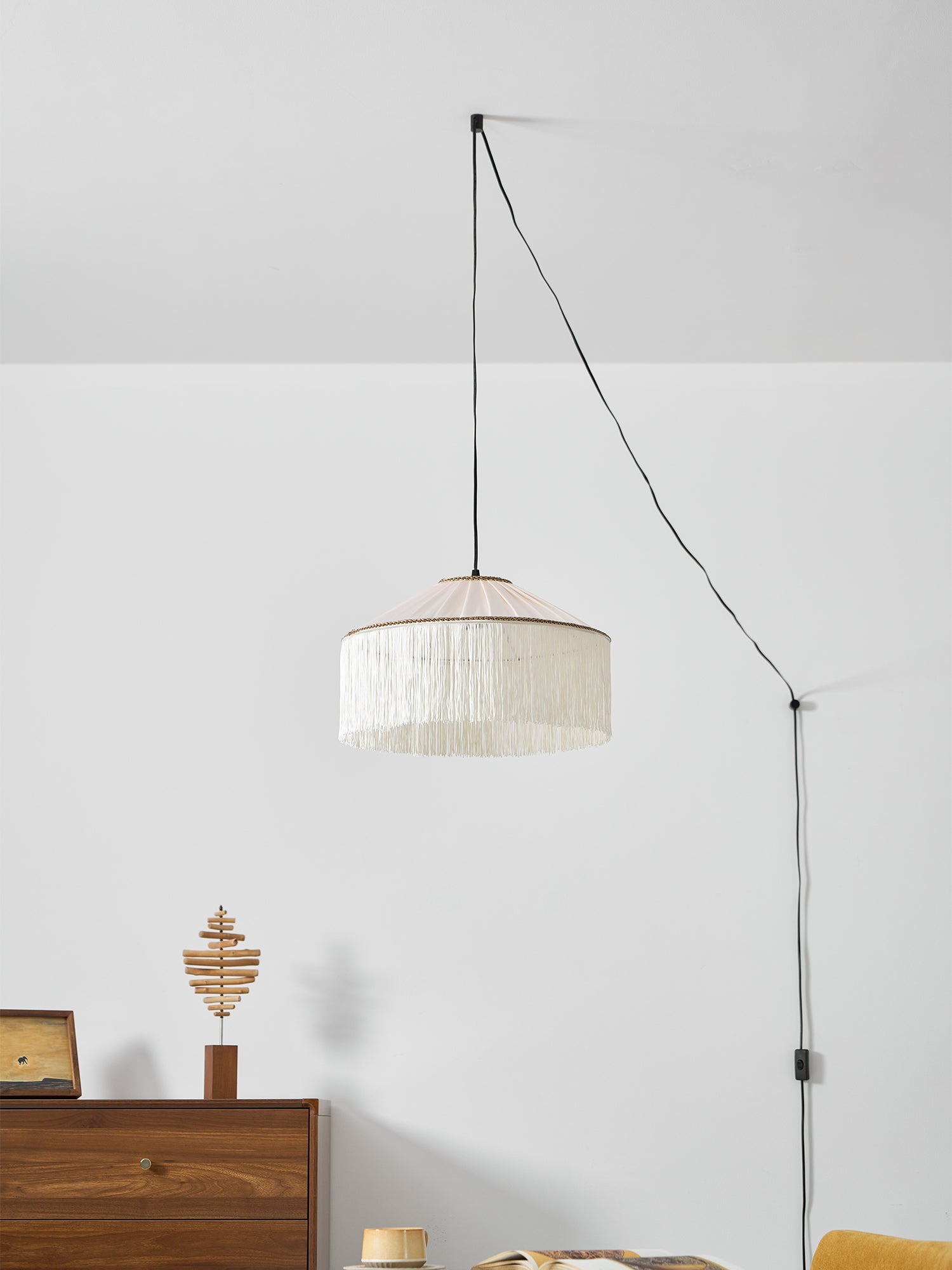 Beige Stecker-Pendelleuchte aus plissiertem Stoff mit Fransen