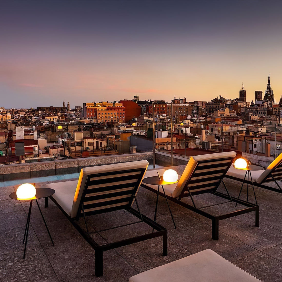 Stativ-Außenlampe – Solar-Ambientelicht und Beistelltisch für die Terrasse