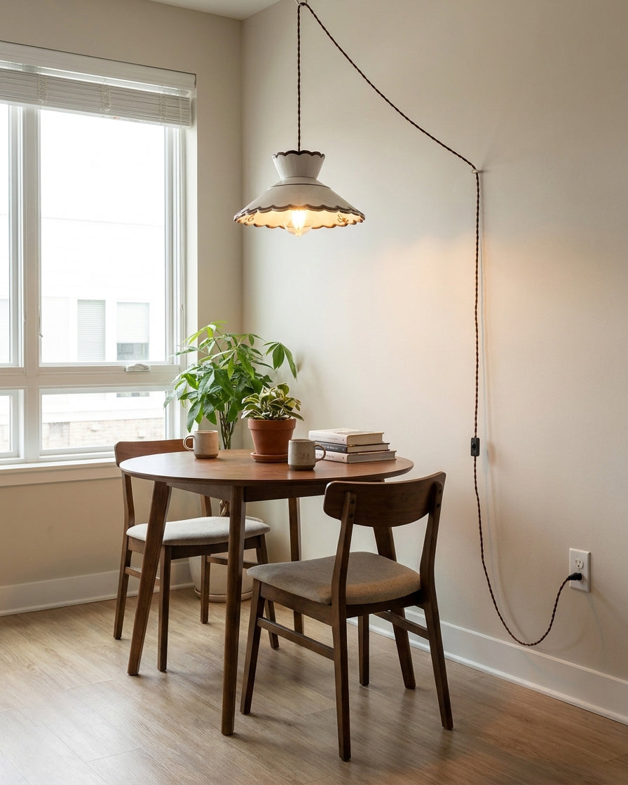 Handbemalte Pendelleuchte aus Keramik mit Muschelkante und Stecker