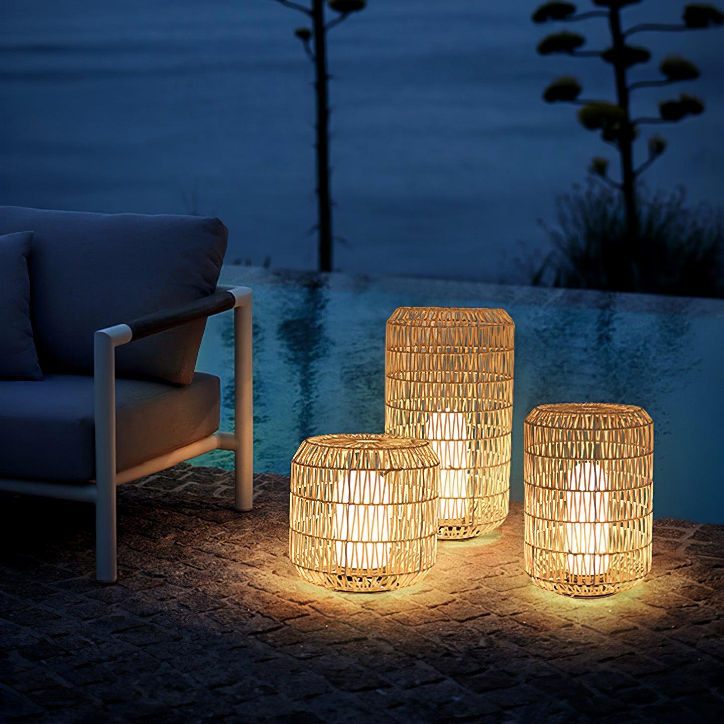 Außenlampe aus geflochtenem Rattan – traditionelles Handwerkslicht für Ecken