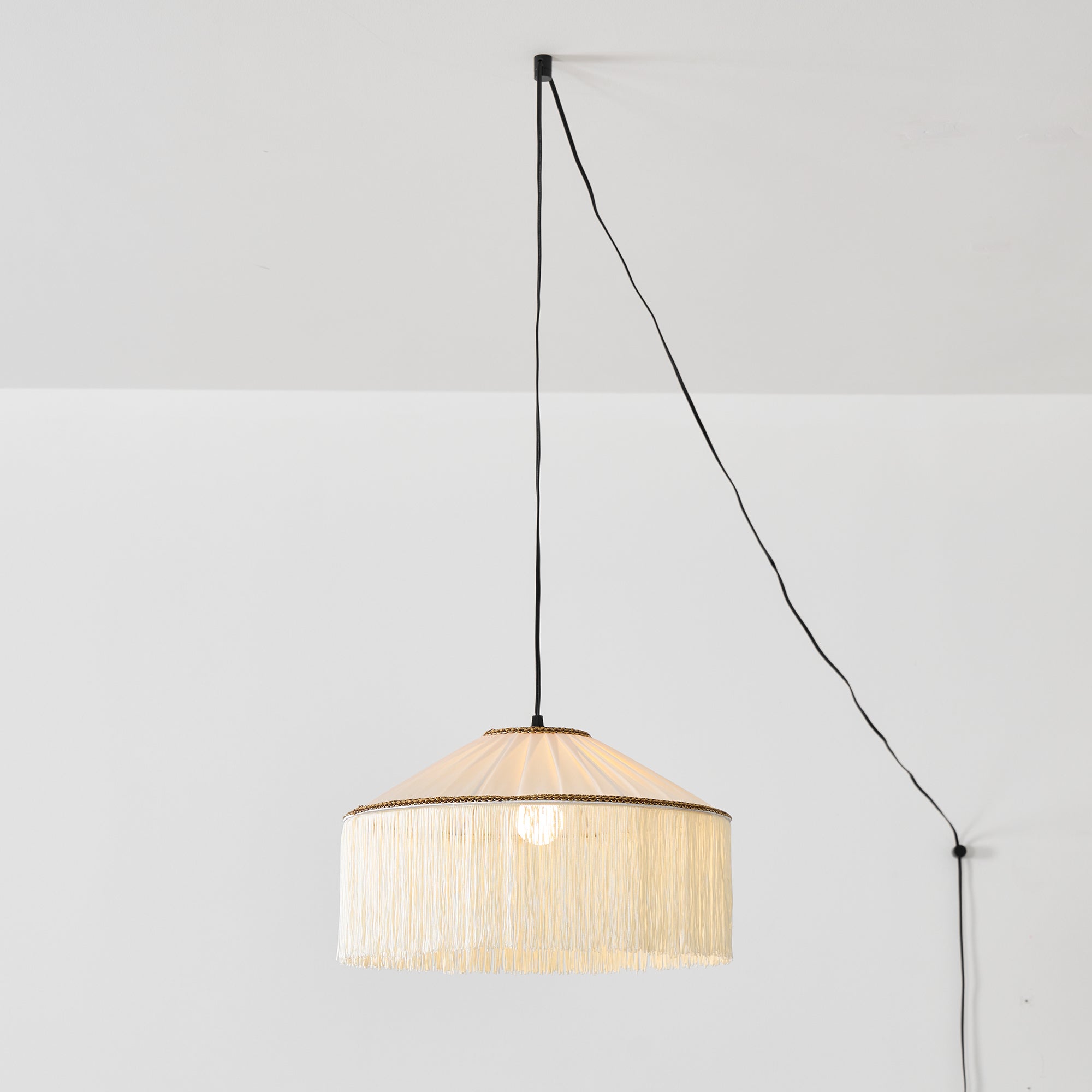 Beige Stecker-Pendelleuchte aus plissiertem Stoff mit Fransen