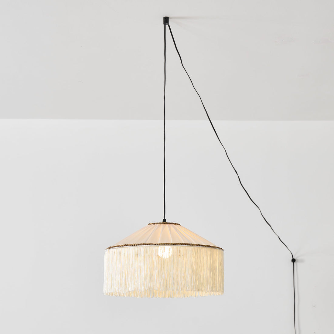 Beige Stecker-Pendelleuchte aus plissiertem Stoff mit Fransen