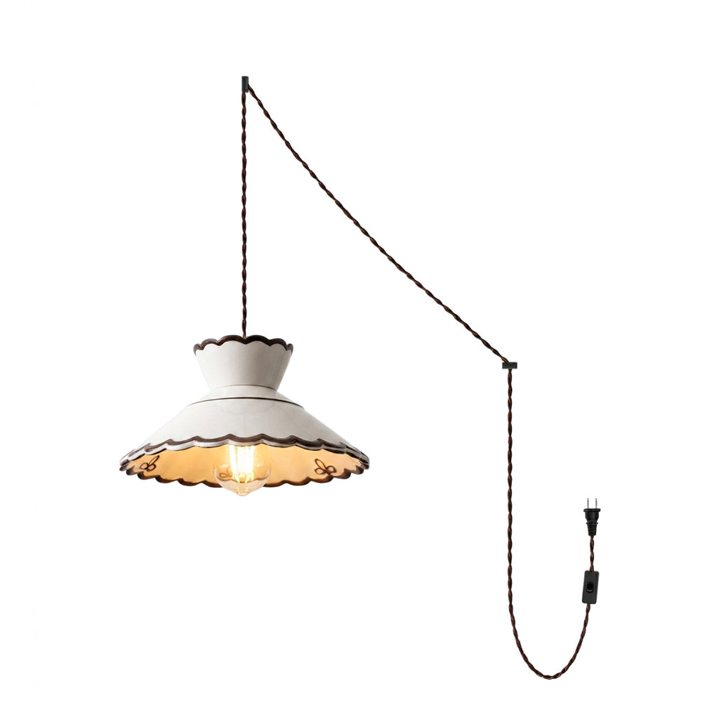 Handbemalte Pendelleuchte aus Keramik mit Muschelkante und Stecker