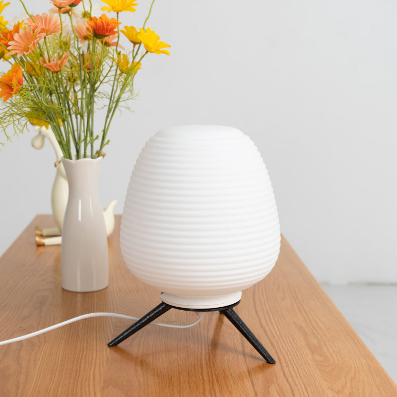 Minimalistische gerippte Tischleuchte aus Milchglas