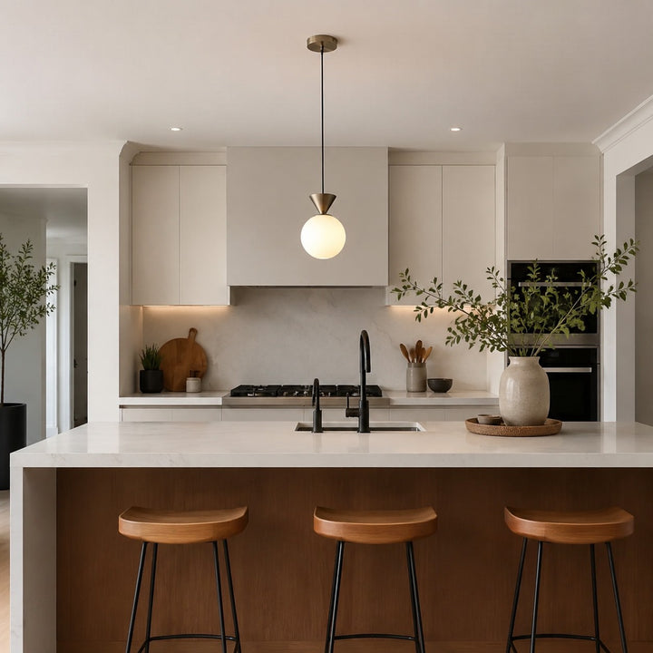 Bauhaus Glas-Pendelleuchte mit Eisenakzent für die Küche  