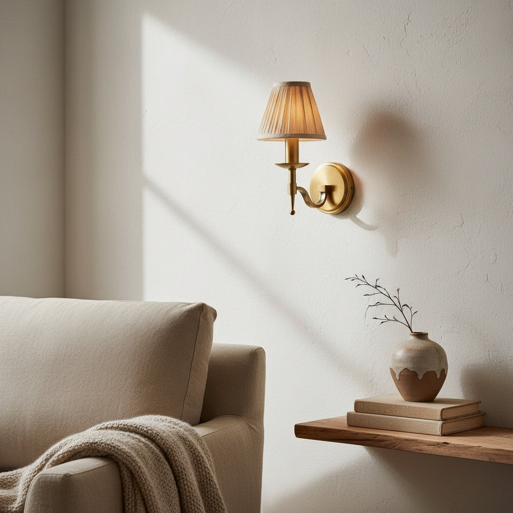 Tela Traditional Brass Wall Light - Classic Curved-Arm Sconce for Living Room & Hallway