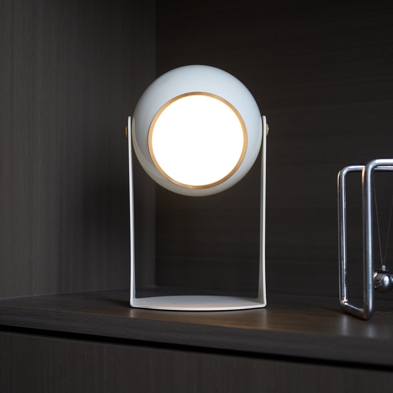 Glänzende schwarz-weiße Tischlampe – Helm-inspiriert