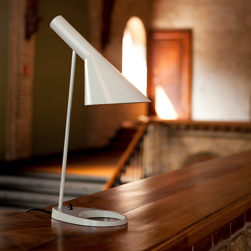 Verstellbare Tischlampe aus Metall im klassischen Design