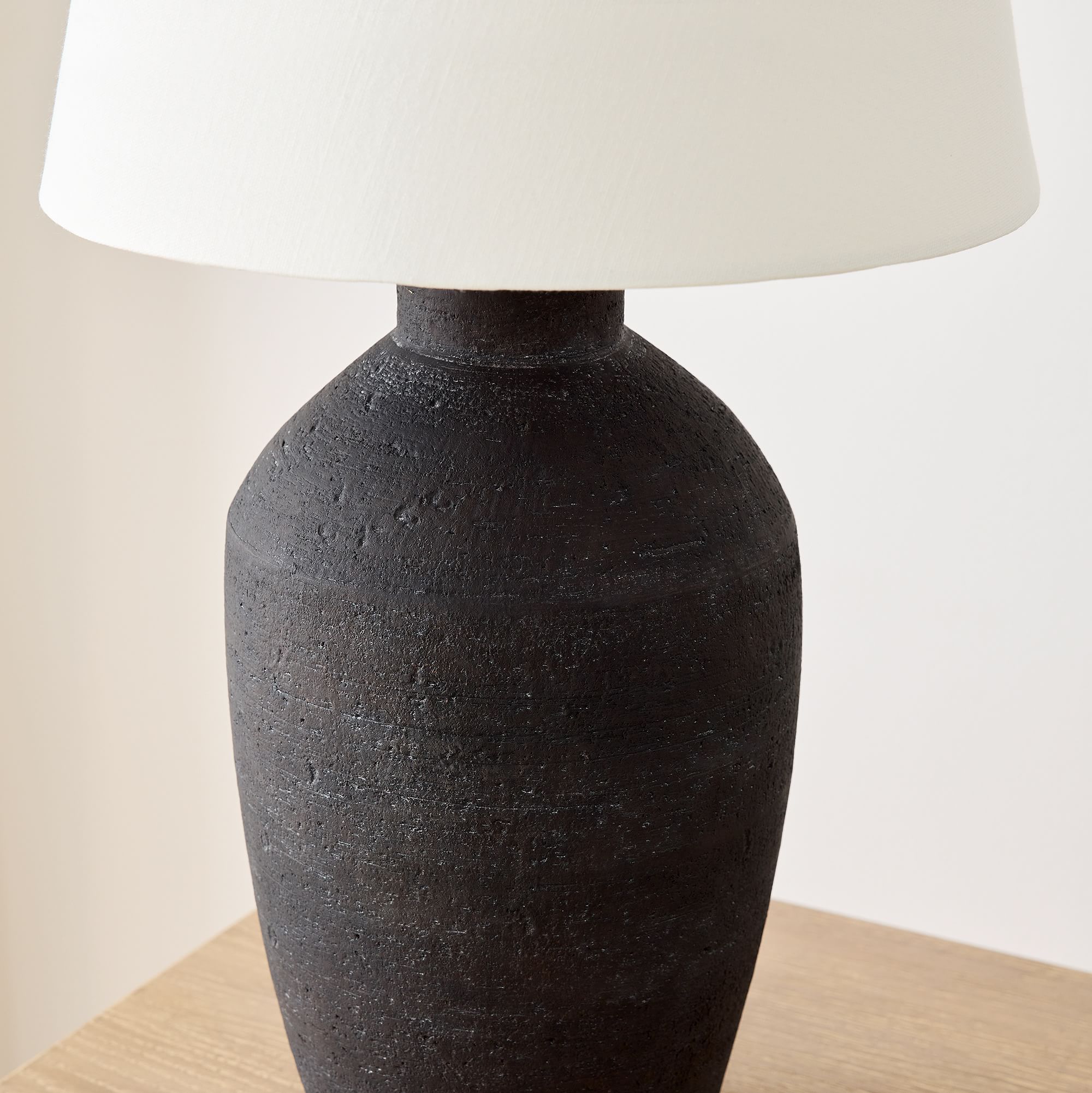 Ceruna Modern Ceramic Table Lamp – Sculptural Body Clean Finish for Entryway and Lounge