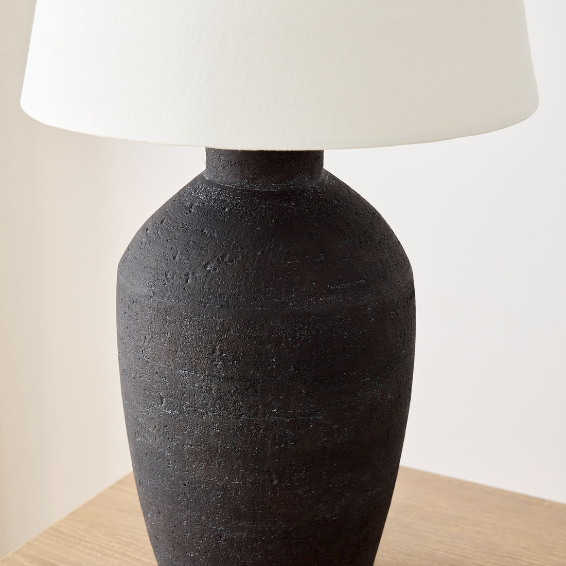 Ceruna Modern Ceramic Table Lamp – Sculptural Body Clean Finish for Entryway and Lounge