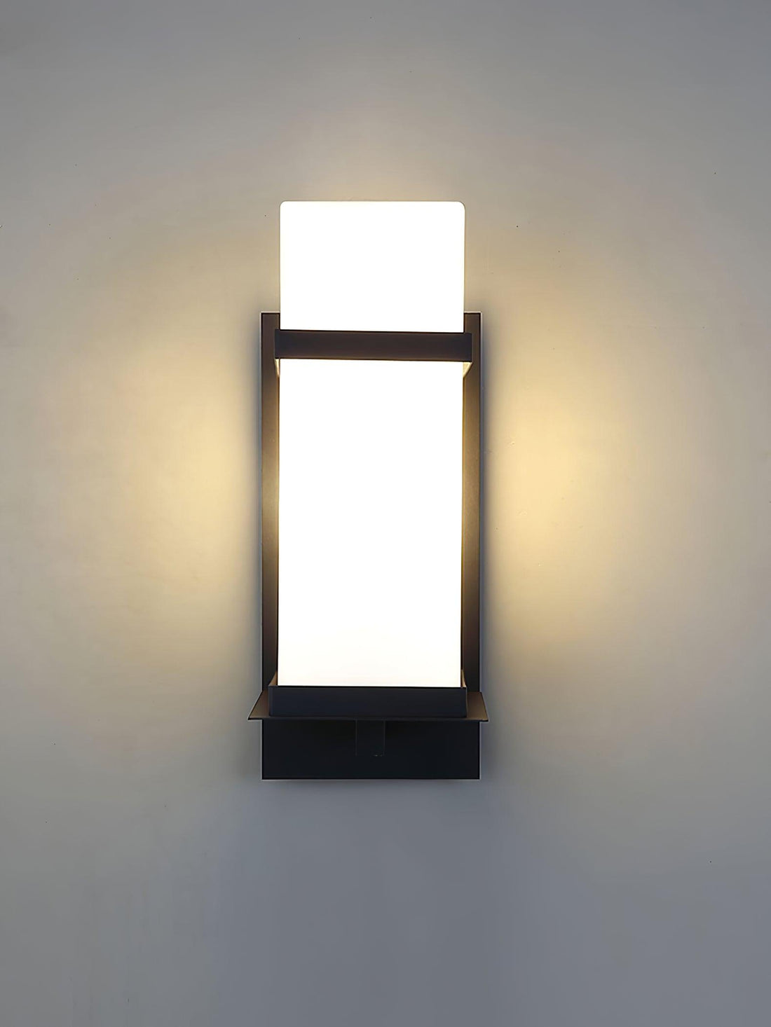 Außenwandleuchte - Moderne Metalllampe mit Glasschirm für den Garten