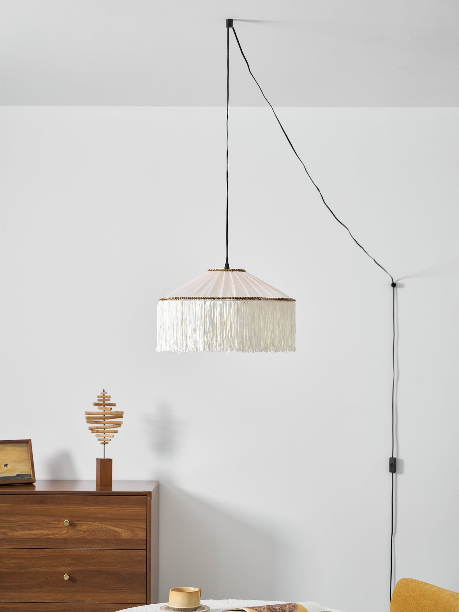 Beige Stecker-Pendelleuchte aus plissiertem Stoff mit Fransen