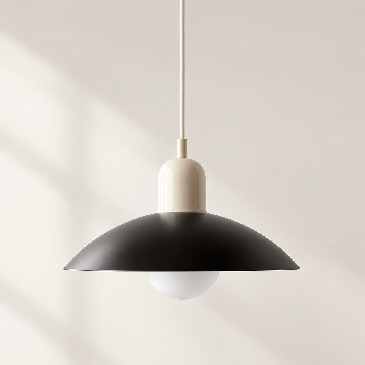 Pendelleuchte im Stil der Mid-Century-Bauhaus-Bewegung für das Esszimmer mit Stecker