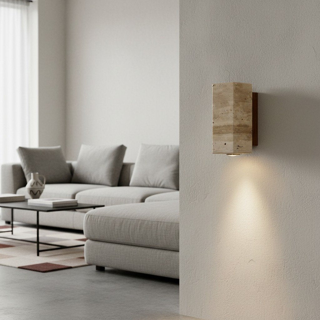 Slivara-Wandleuchte mit Naturstein-Rückplatte und warmem bernsteinfarbenem Schirm – Vintage-moderne Slivara-Wandleuchte für das Wohnzimmer
