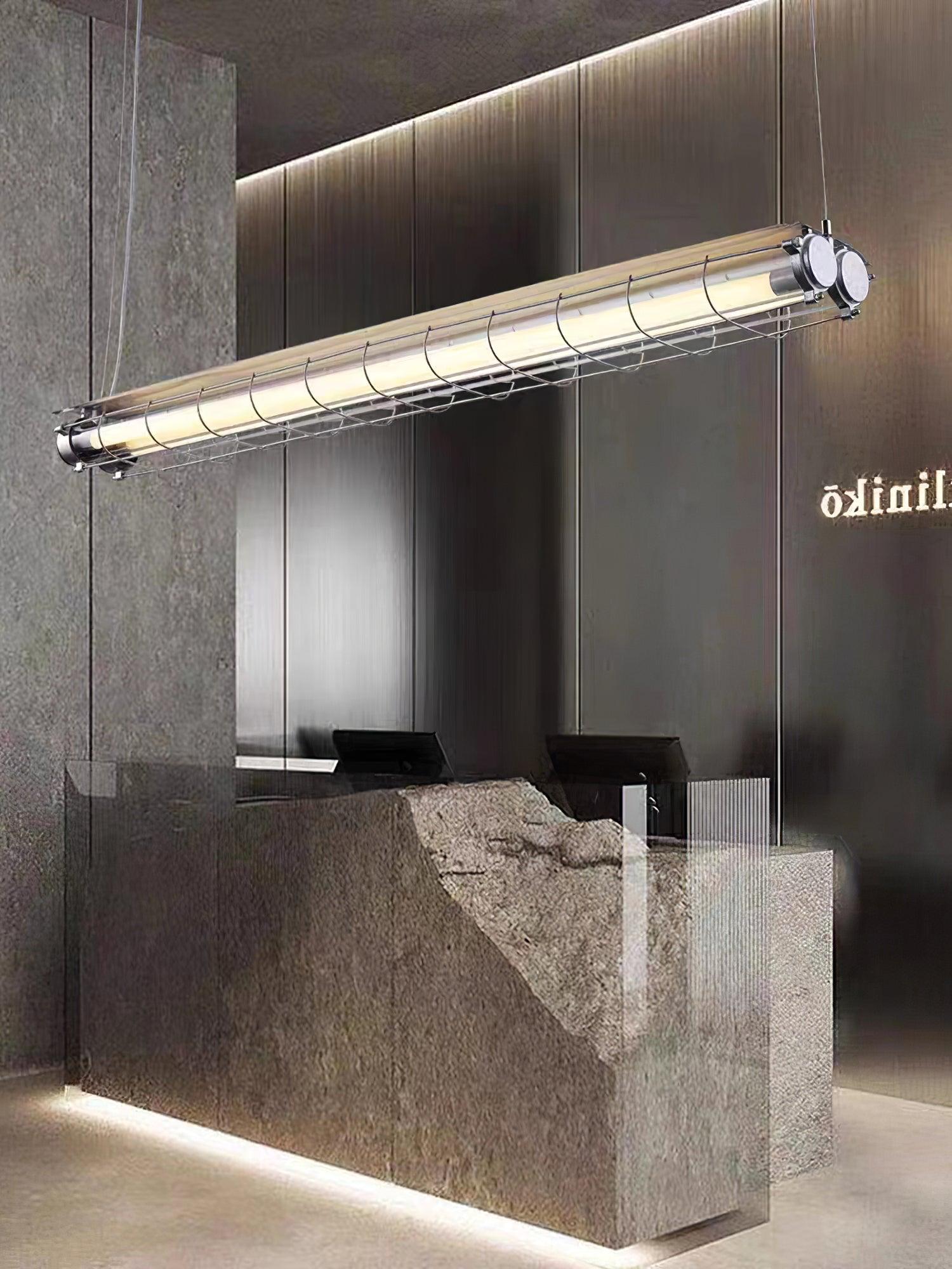 Kronleuchter aus Glas mit linearem Charakter, handgefertigt, klares Gusseisen, Metall, glatt, funkelnd