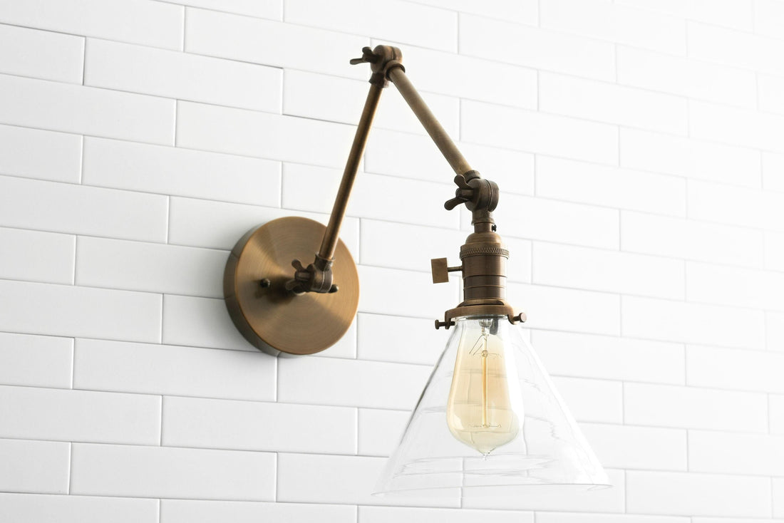 Conique Industrielle Wandleuchte aus Metall mit verstellbarem Arm – Kegelschirm aus Vintage-Glas