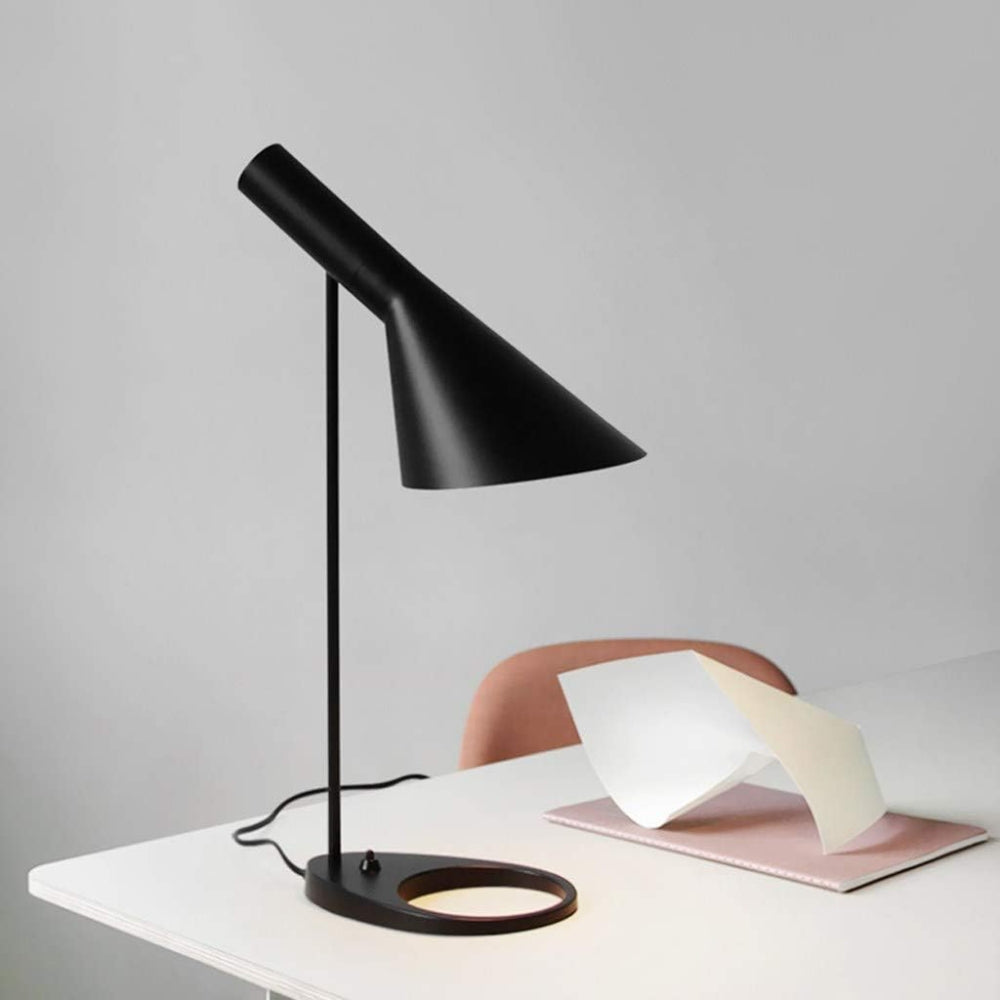 Verstellbare Tischlampe aus Metall im klassischen Design