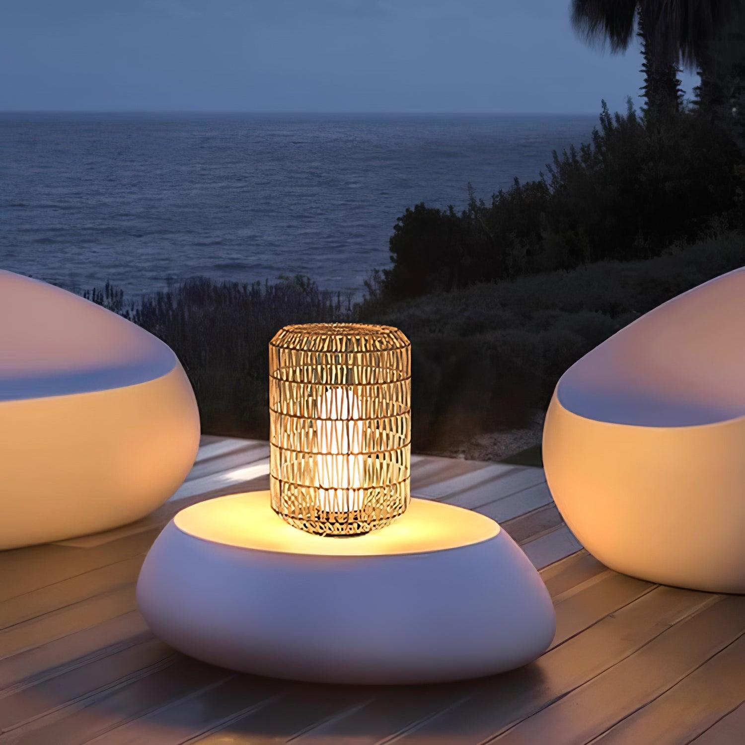 Außenlampe aus geflochtenem Rattan – traditionelles Handwerkslicht für Ecken