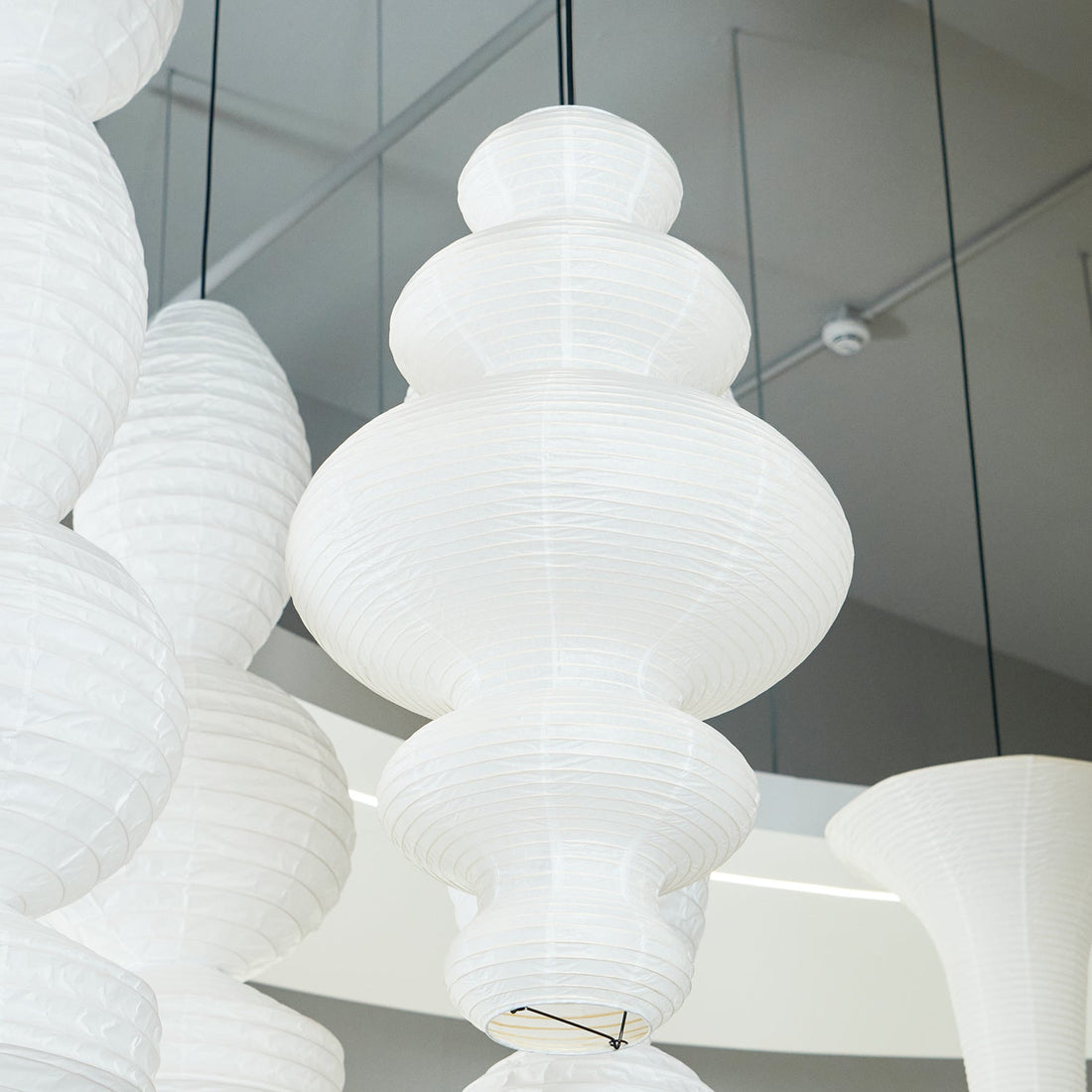 Sculptural Rice Paper Pendant Lamp - Luxurious Lamp for Bedroom