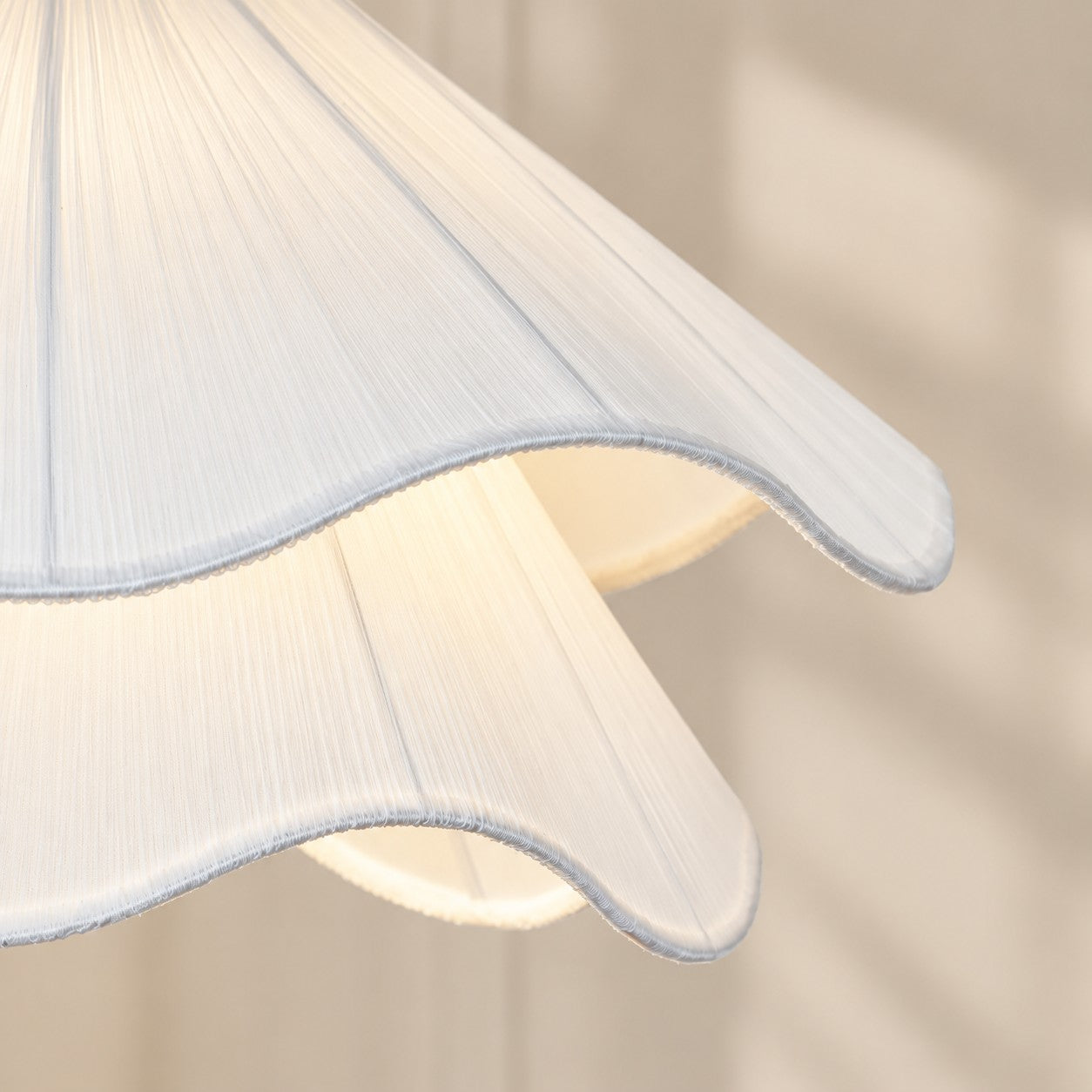 Plug-in-Pendelleuchte mit mehrlagigem plissiertem Stoff