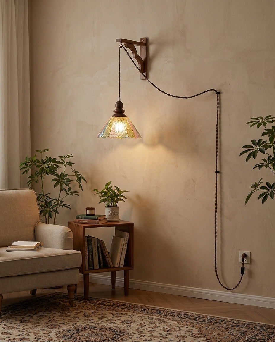 Plug-in-Hängeleuchte aus Naturholz und Glas