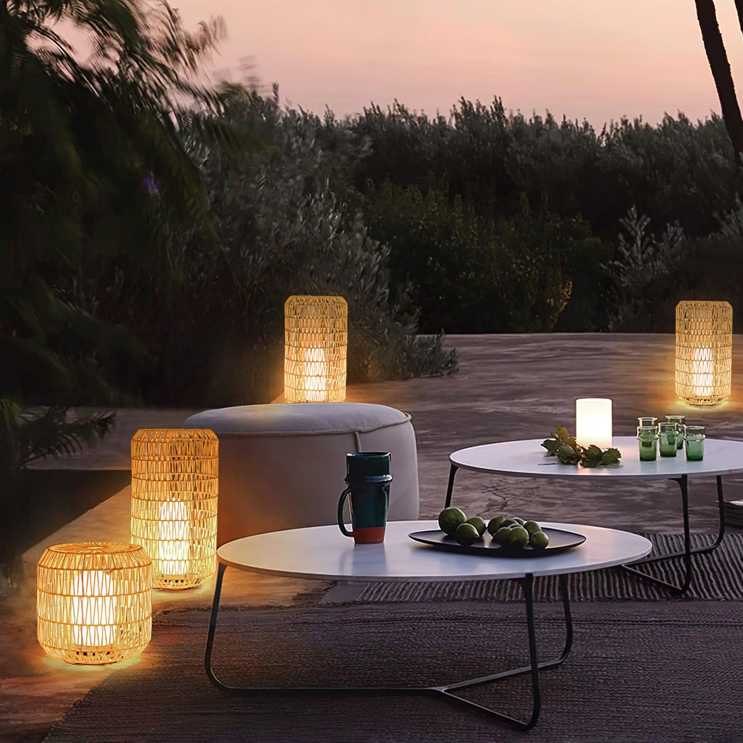 Außenlampe aus geflochtenem Rattan – traditionelles Handwerkslicht für Ecken