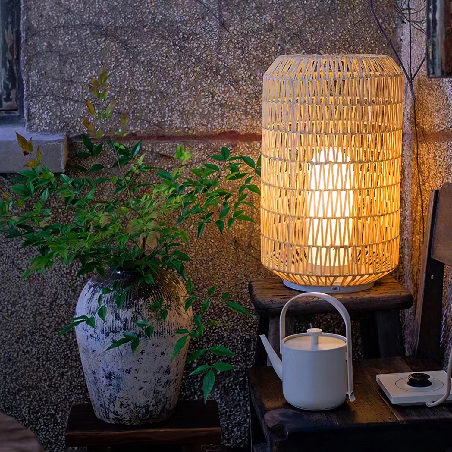 Außenlampe aus geflochtenem Rattan – traditionelles Handwerkslicht für Ecken
