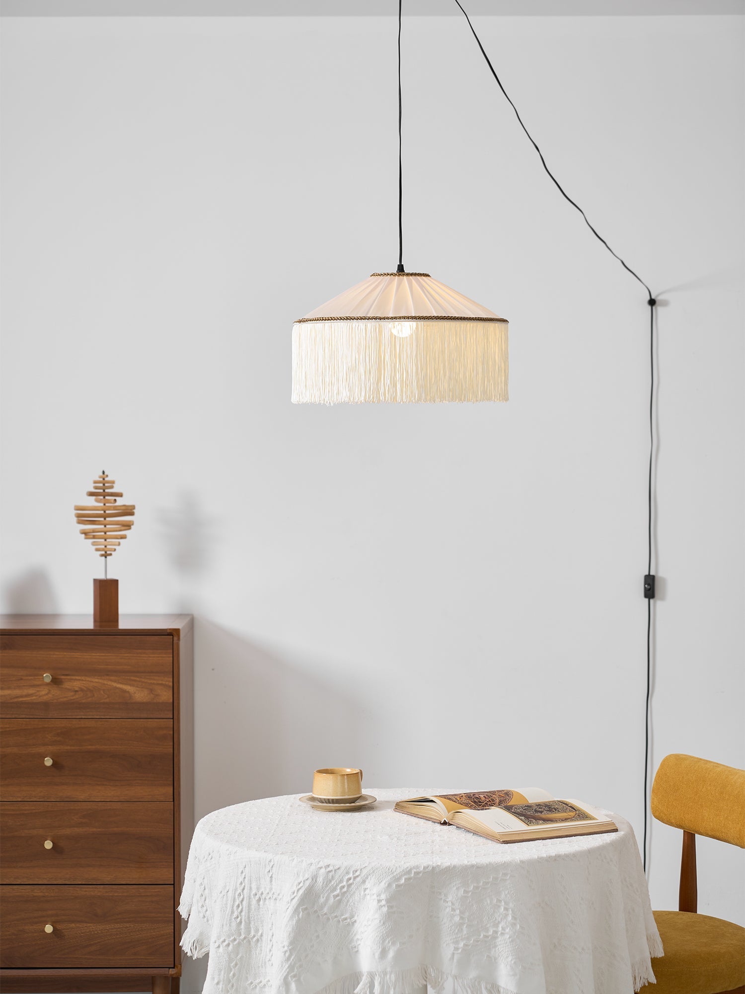 Beige Stecker-Pendelleuchte aus plissiertem Stoff mit Fransen