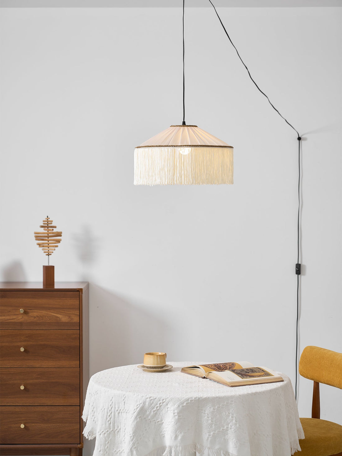 Beige Stecker-Pendelleuchte aus plissiertem Stoff mit Fransen