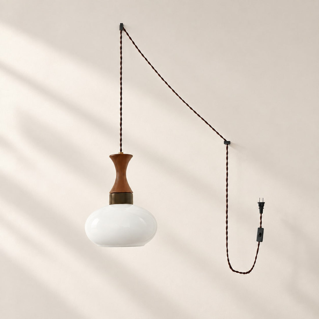 Skandinavische Pendelleuchte Velora im Landhausstil mit Stecker und Glasschirm