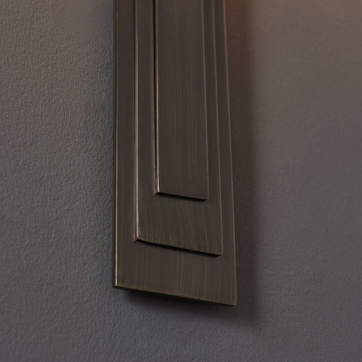 Linexis Wandleuchte im Vintage-Stil mit skulpturalem Armdesign – Moderner Art-Deco-Stil für Flure und Schlafzimmer