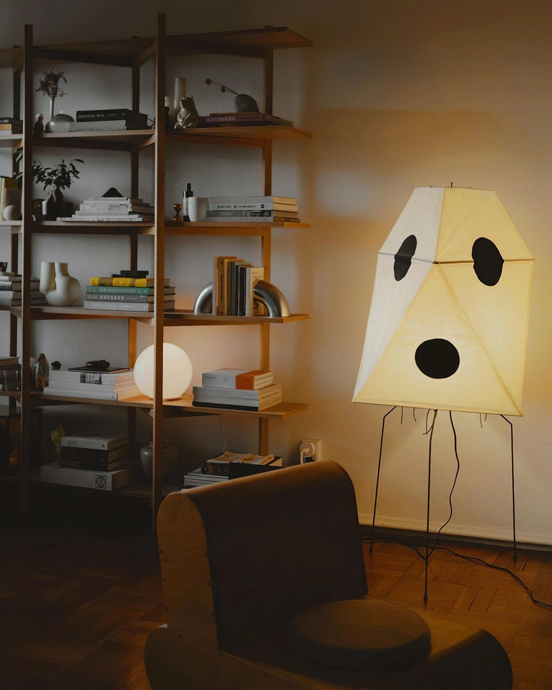 Origami Stehleuchte – Skulpturales Licht für Wohnzimmer &amp; Leseecke