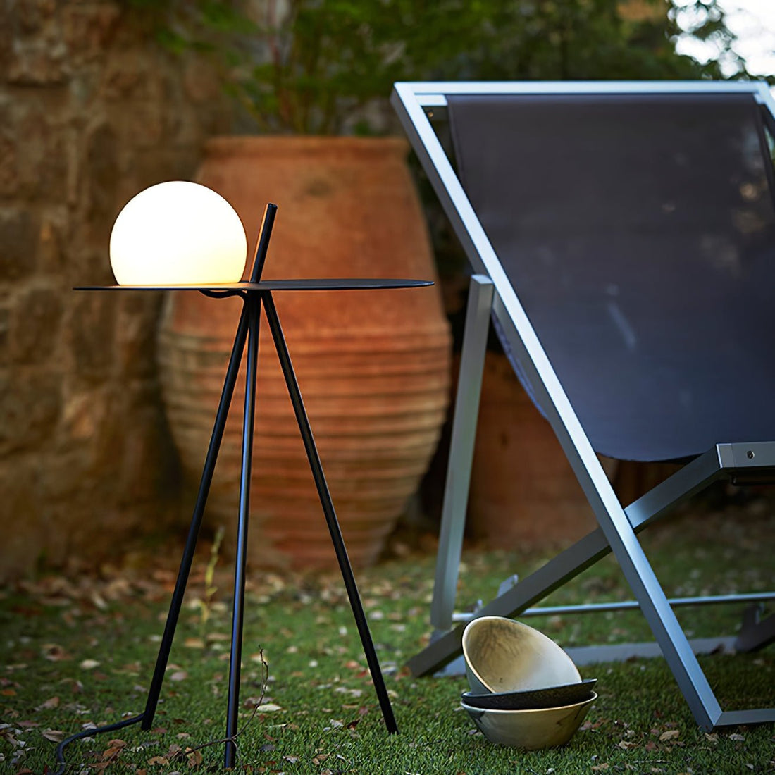 Stativ-Außenlampe – Solar-Ambientelicht und Beistelltisch für die Terrasse
