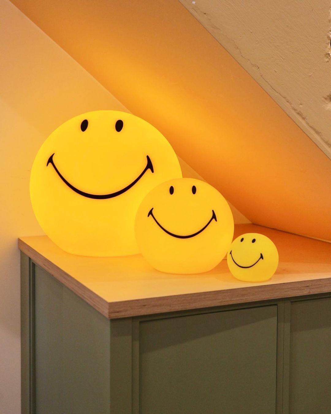 Smiling Wiederaufladbare Tischlampe - LED-Licht für Schlafzimmer &amp; Büro