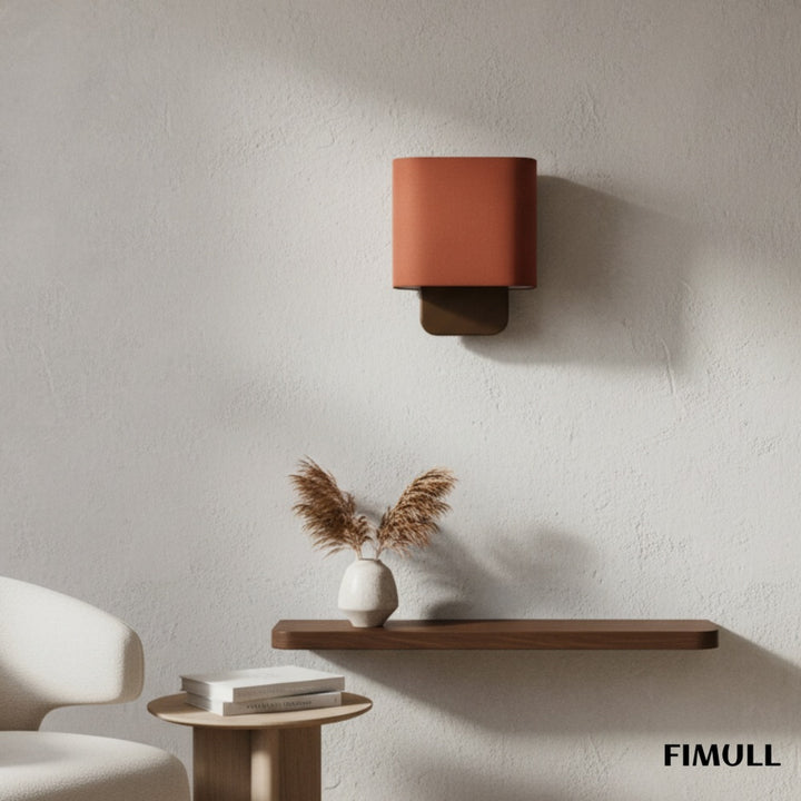 Elegante Wandleuchte Nolvara mit weichem Schirm und Metallarm