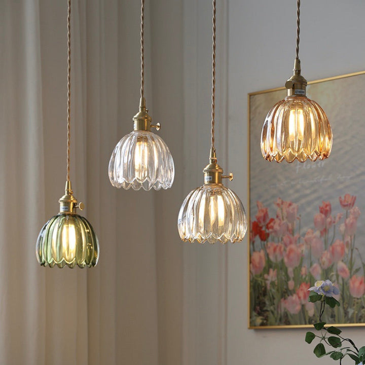 Retro Pendelleuchte mit Glasblütenknospen
