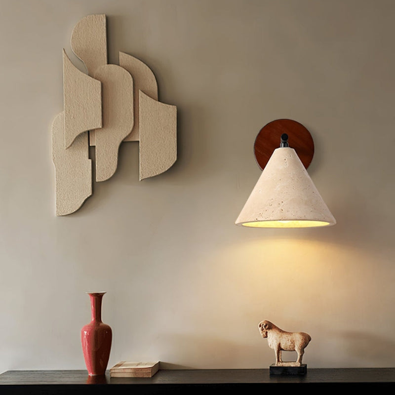 Minimalistische Wandleuchte aus Travertin im konischen Design