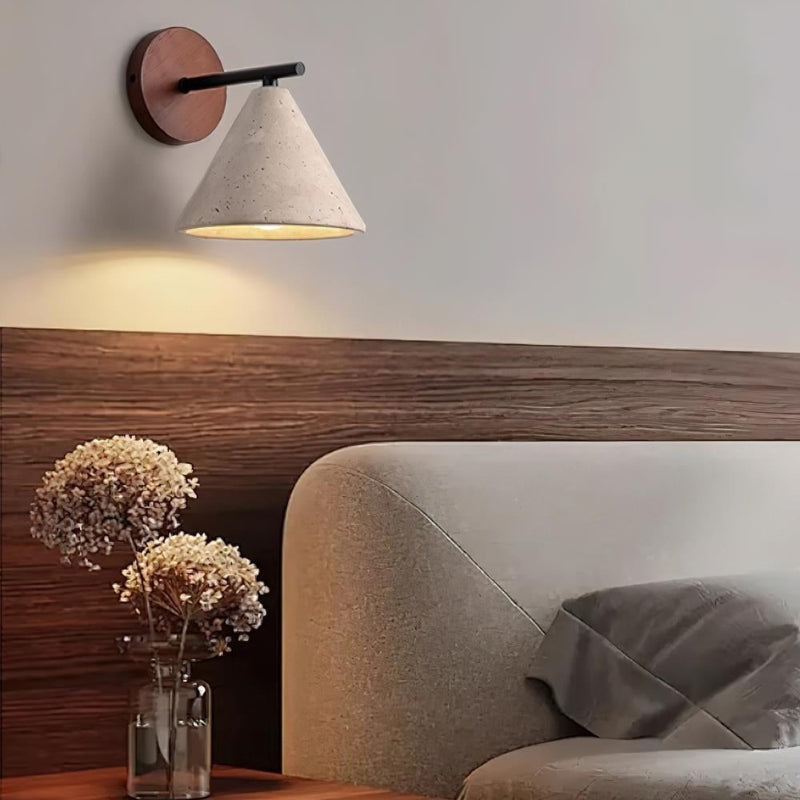 Minimalistische Wandleuchte aus Travertin im konischen Design