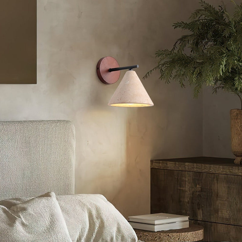 Minimalistische Wandleuchte aus Travertin im konischen Design