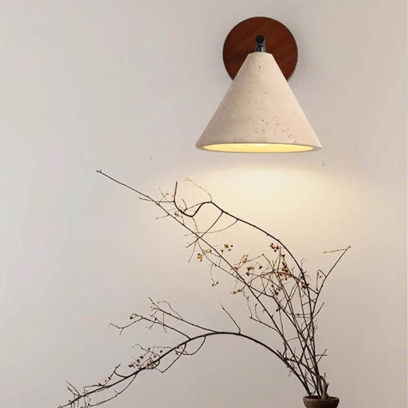 Minimalistische Wandleuchte aus Travertin im konischen Design